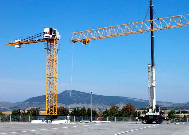 Guindastes de torre operam em obras de complexo em GO