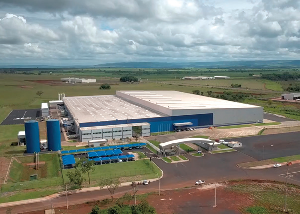 Fábrica de lata de alumínio adota soluções para adequar a produção às condições locais