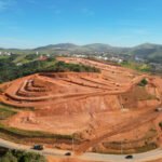 Da mineração para obras de terraplenagem, drenagem e pavimentação em MG