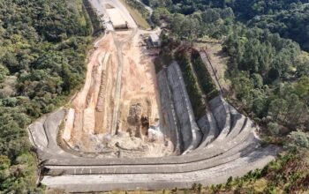 Obras de infraestrutura no Rodoanel Norte, em São Paulo, com destaque para a construção de túneis e pavimentação.