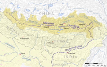 rio Yarlung Tsangpo, onde a China planeja construir uma megahidrelétrica com capacidade três vezes maior que a de Três Gargantas, gerando 300 bilhões de kWh de energia