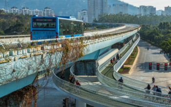 maior ciclovia elevada do mundo, localizada em Xiamen, China, conectando bairros e sistemas de transporte público.